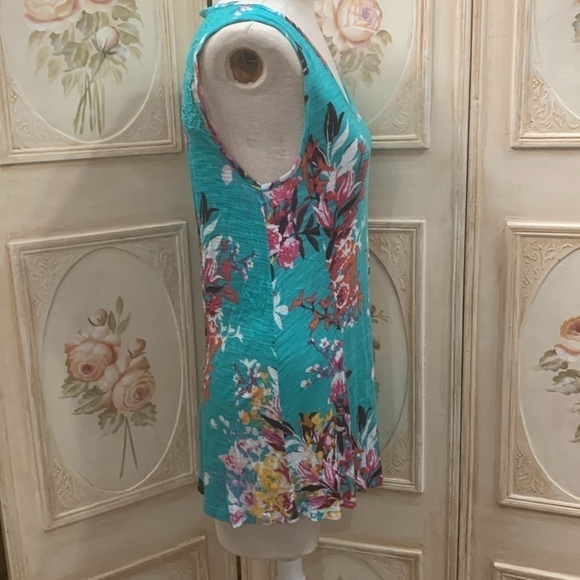 Beautiful floral sleeveless top - Picture 8 of 12